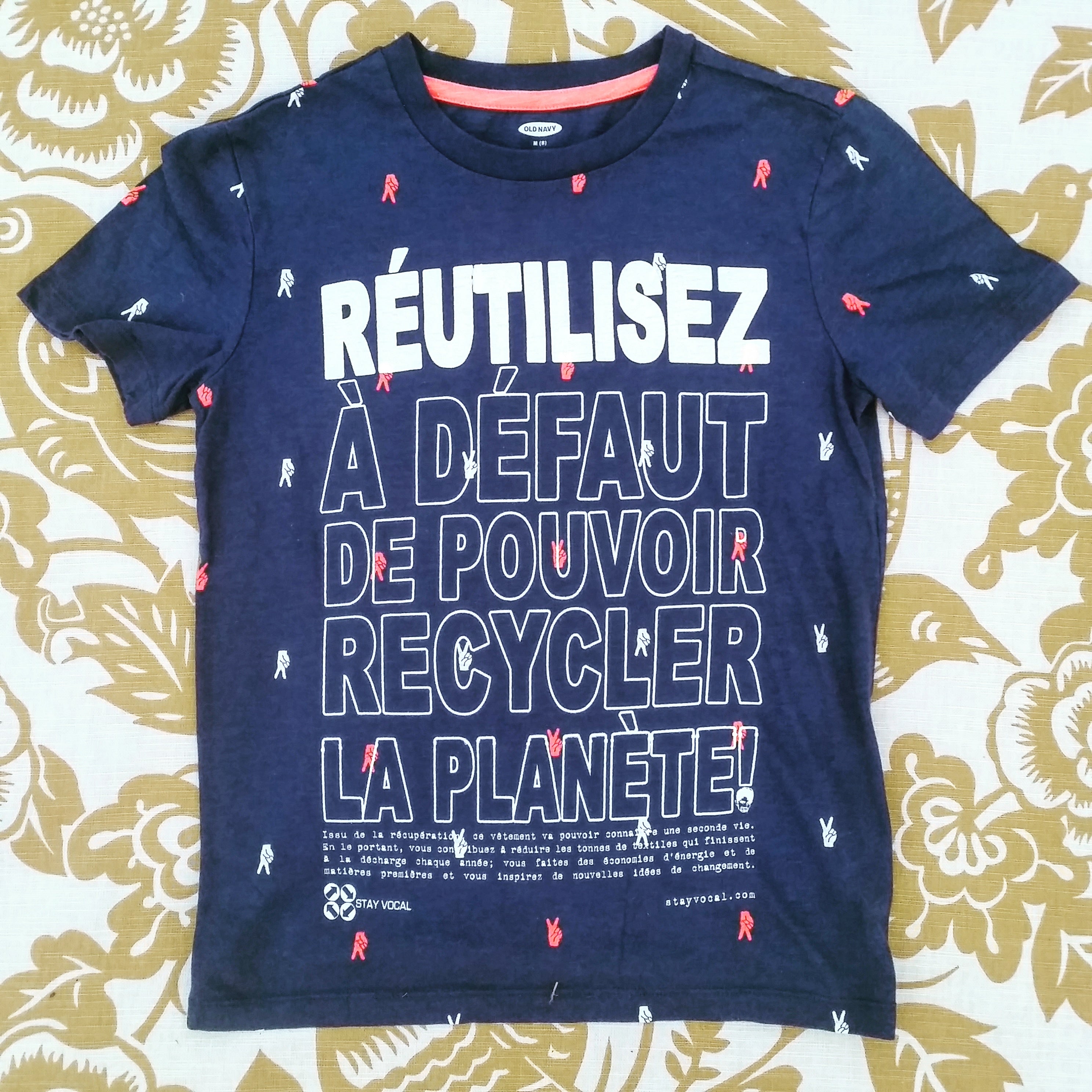 One of a Kind (Kid's M) Réutilisez Pour La Paix / REUSE! Peace Signs All Over T-Shirt